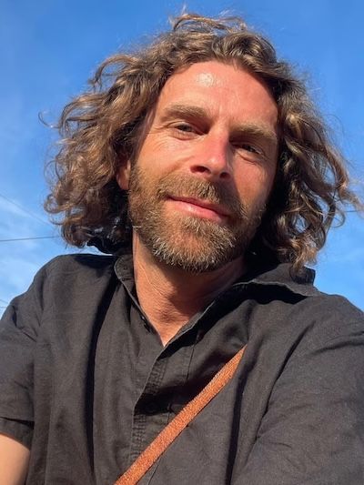 Portraitbild von Pascal Vonlanthen sitzend an einem Fluss